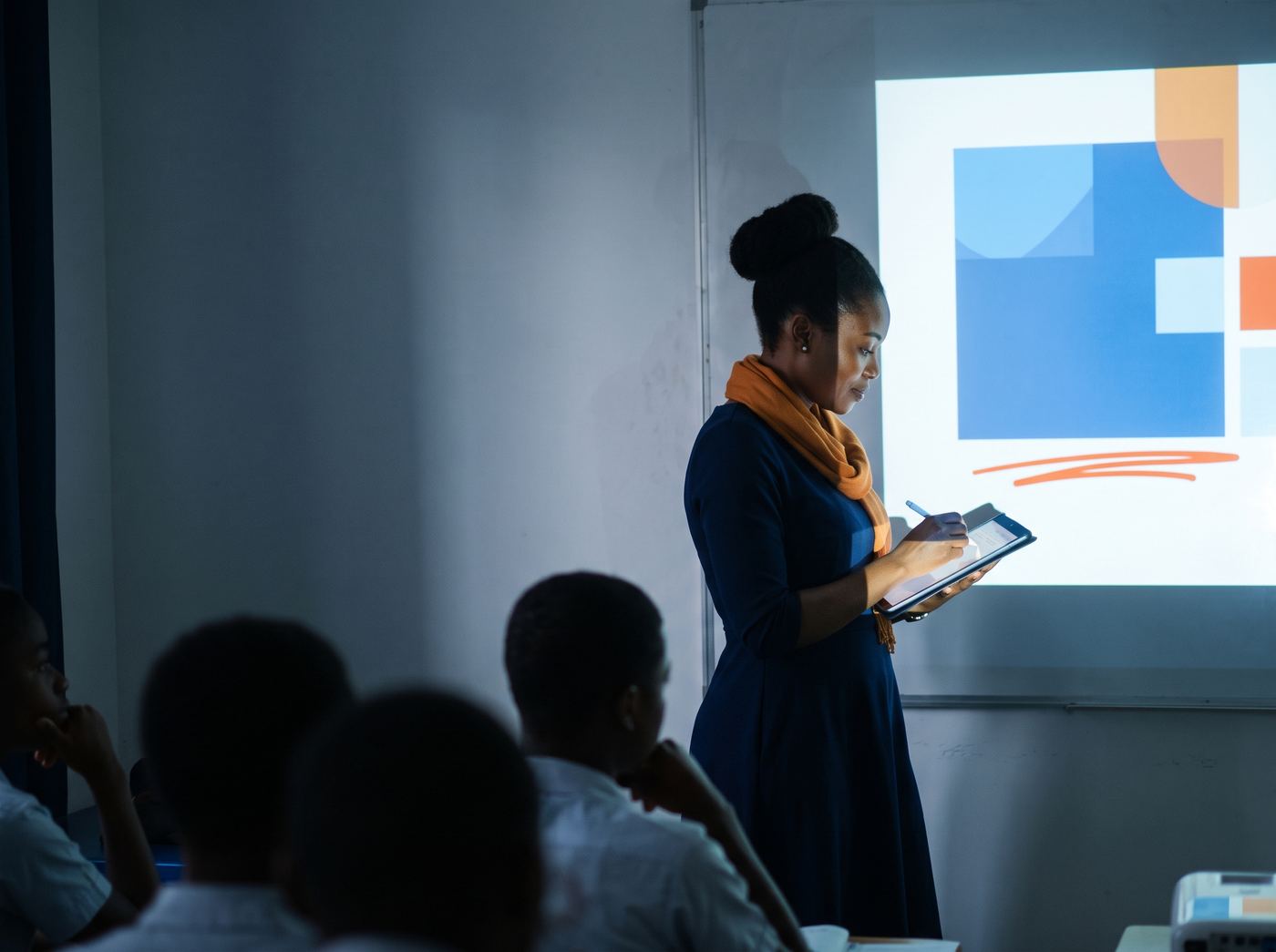 Professora a dar aula com projector